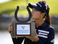 [포토] 신지은, LPGA 첫 우승 후 ‘감격의 키스