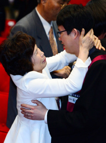 [서울포토] ‘자랑스러운 내 아들’… 신임 검사 임관식