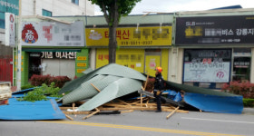 태풍급 강풍에 소방대원도 부상…조립식 패널이 대원들 덥쳐