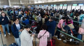 [서울포토] ‘황금연휴 D-1’ 여행객으로 붐비는 공항