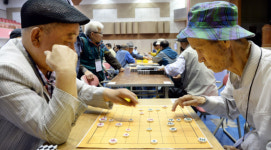 [서울포토] 진지하게 장기 두고 있는 노인들