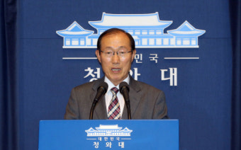 [서울포토] 기자회견에서 소감 밝히는 이원종 신임 靑 비서실장