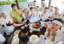 [서울포토] 모내기 후 먹는 새참이 ‘꿀맛!’