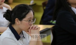 [서울포토] 6월 모의고사 앞둔 학생 ‘잘 보게 해주세요’