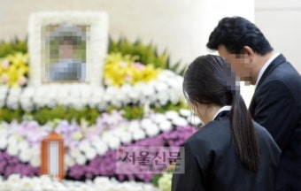 [서울포토] 구의역 스크린도어 사고 희생자 빈소 지키는 유가족들