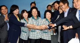 [서울포토] 손 모은 국회 환경미화원들과 을지로위원회