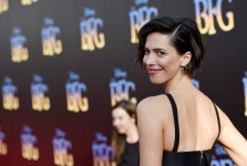 [포토] 레베카 홀, 멋진 미소와 아름다운 뒤태