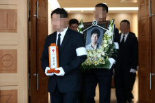 故 김성민 발인식…핏기 없는 얼굴의 아내 이씨, 힘겹게 운구차에 올라