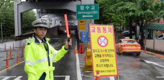 [서울포토] 호우경보로 차량 통제된 잠수교