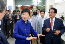 [서울포토] 朴대통령, 면목동 주민센터 방문
