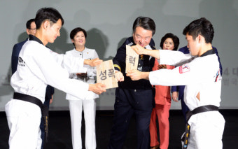 [서울포토] 강신명 경찰청장, ‘성폭력’ 격파