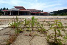 금강산 관광 중단 8년… 잡초 무성한 휴게소
