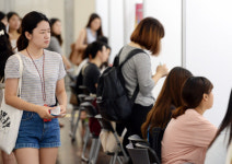 [서울포토] 취업정보 찾는 취준생들