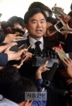 檢, 진경준 긴급체포 구속영장…8억 8천만원 주식·차량·일감 몰아주기