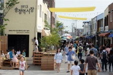 [명인·명물을 찾아서] 오랜 건물·젊은 상인 조화…기찻길 옆 시장은 오늘도 ‘북적’