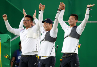 [리우올림픽] 겁없는 20대 궁사 3총사…양궁 남자단체 금메달 일냈다