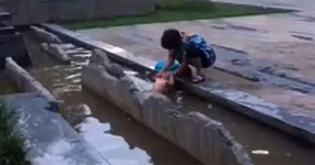 “면역력 높인다”며 구정물에 손자 씻긴 中 여성