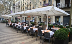 초가을 서울 신촌 야외 테라스에서 커피 마시고 ‘치맥’ 먹는다