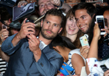 [포토] 제이미 도넌, 수많은 팬들에 파묻혀 셀카 삼매경