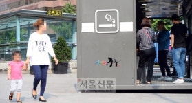 [단독] 지하철 출구서 10m내 흡연 불법인데…출구 옆 ‘문없는 흡연실’은 합법
