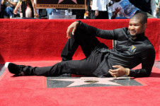 [포토] 어셔, 할리우드 거리서 내 집처럼 편안한 ‘안방 포즈’