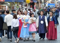 [서울포토] 남자는 치마 한복, 여자는 바지 한복