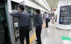 김포공항역 사고 목격자 “피해자가 닫힌 안전문 강제로 열려고 시도“