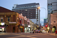 [건축가 황두진의 무지개떡 건축을 찾아서] 벽돌로 쌓은 도시… 다른 듯 닮은 어울림