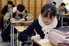 [서울포토] 수능 다음날 가채점하는 학생들