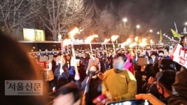 서울에도 횃불 등장…청운효자동주민센터까지 2차 행진