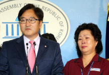 국회 환경미화원 정규직 전환 기자회견…눈물 흘리는 노조위원장