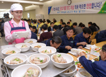 [서울포토] 닭고기 소비촉진 위한 삼계탕 시식행사
