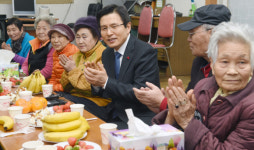[서울포토] 경로당 방문… 어르신들과 대화 나누는 황교안 권한대행