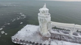 ‘겨울왕국’ 실사판…호수 옆 등대 ‘얼음왕국’ 변신