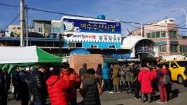 [르포] “설 택배보낼 물건들은 모두 불에 타”  막막한 여수수산시장 화재 피해 상인들