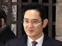 ‘영장 기각’ 이재용, 집 가는 모습 보니…“특유의 옅은 미소”