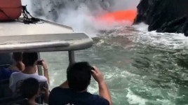 바다로 떨어지는 시뻘건 ‘용암’이 연출한 장관(영상)