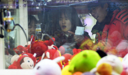 [한 컷 세상] 인형처럼  취준생도 “픽미 업!”