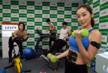 [서울포토] 눈길 사로잡는 피트니스 모델들의 탄력 넘치는 몸매