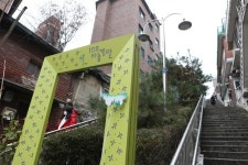 해방촌 가는 길 편하게… ‘108계단’ 엘리베이터 설치