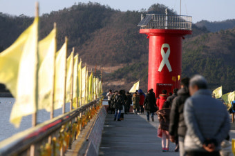 문재인, 헌재 탄핵 인용에 “헌법 제1조 가치 확인”…조용히 팽목항 방문