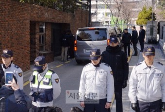 [서울포토] 바빠진 청와대 경호팀과 경찰들