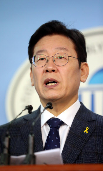이재명, 문재인 검찰 수사 비판하며 공감대 형성 중