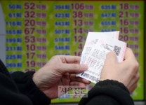 [한 컷 세상] 불확실한 행운보다 확실한 희망 잡았으면