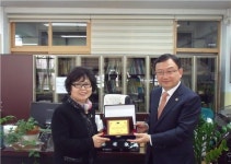 서울시의회 박기열의원, 교육환경 개선 공로 상도중서 감사패