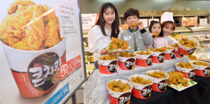 [서울포토]롯데마트 큰 치킨 ‘5천원’에 대박 할인 판매