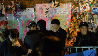 [서울포토] 박근혜 전 대통령 구속에 지지자들 ‘눈물’