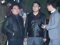 [서울포토] 서울구치소서 朴 전 대통령 도착 기다리는 윤상현 의원