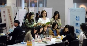 [서울포토] ’제13회 이화여자대학교 대학원 전공박람회’