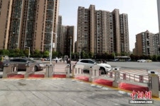 중국 횡단보도 앞에 ‘자동개폐 출입문’ 등장, 왜?